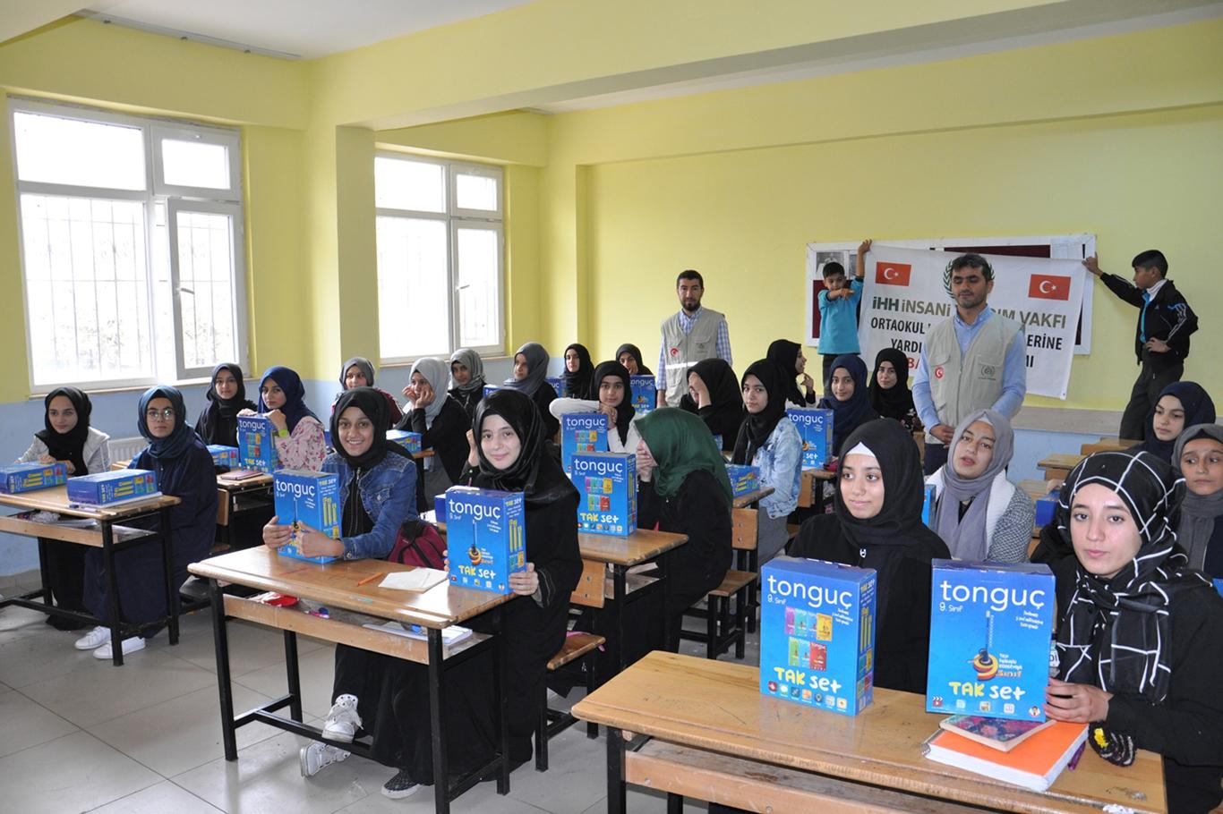 Yetim ve muhtaçlara kitap yardımı Yetim ve muhtaçlara kitap yardımı